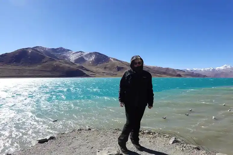 "¡El azul que no creías que existía! El Lago Yamdrok (Yamdrok Yumtso) es más que un lago: es una joya sagrada engastada en las cumbres del Tíbet. Un lugar donde el cielo y el agua compiten por la intensidad del turquesa. Si tienes suerte, el sol te regalará un espectáculo de colores cambiantes. Imprescindible. ✨ #LagoYamdrok #Tibet #Turquesa #LagoSagrado"