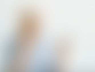 persona mayor preocupada mirando un mensaje sospechoso en el móvil