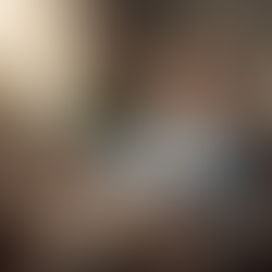 A senior woman sitting comfortably at home with a tablet, displaying a simple AI brain icon surrounded by helpful everyday life icons like health, documents, and maps.