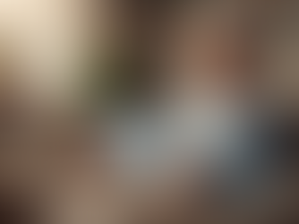 mujer mayor usando una tablet para informarse sobre inteligencia artificial