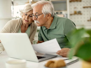 Pareja revisando extractos bancarios y gastos de tarjeta