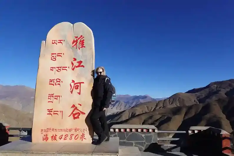 ¡Oficialmente por encima de los 4000 metros! 🏆 La falta de oxígeno se compensa con creces con estas vistas irreales. Un recordatorio de lo pequeña que es nuestra escala frente a la majestuosidad de la alta montaña. El cuerpo lo siente, pero el alma lo agradece. ¿Quién más ha sentido esta altura? #MásDe4000Metros #Altitud #AventuraExtrema #Trekking"