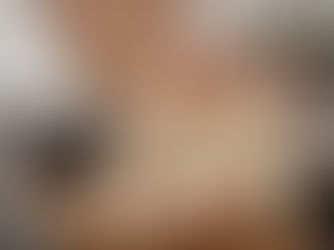 Mujer mayor escribiendo en un cuaderno mientras aprende para mantener la memoria activa después de los 50.