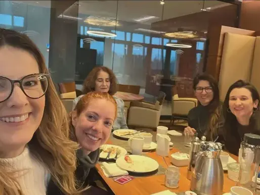 Brasileiras presas na Alemanha tomam primeiro café com família após soltura