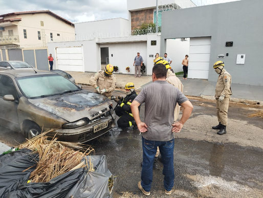 INCÊNDIO EM VEÍCULO É REGISTRADO EM CALDAS NOVAS
