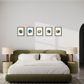 Op de afbeelding hangen vijf van de tien werken boven een mosgroen bed in de slaapkamer. De werken bestaan uit opgevulde cirkels met oker, blauw en groen. Door gebruik van een fine-liner zijn accenten aangebracht en ieder werk heeft een klein knalkleuring accent. 