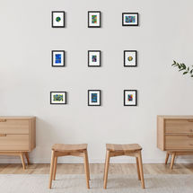 Abstract schilderij van mix media op papier in roze, donkerblauw, oker en turquoise met zwarte accenten.