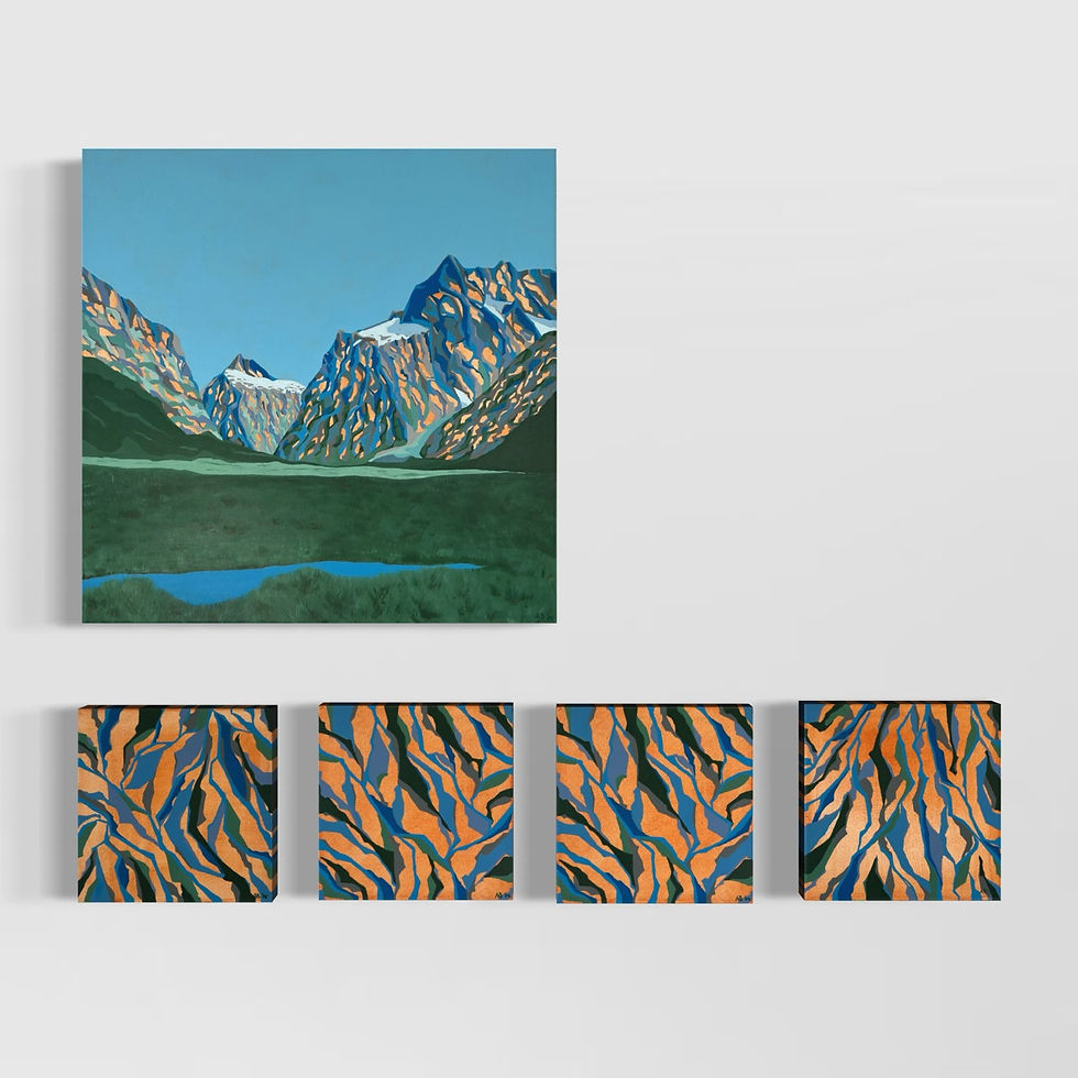 5 schilderijen. 1 schilderij van het landschap met bergen en een groene weide. 4 vierkante canvassen met abstracte patronen.