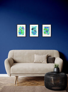 Op de afbeelding hangen drie van de vier werken uit de serie op een donkerblauwe muur boven een lichte bank.