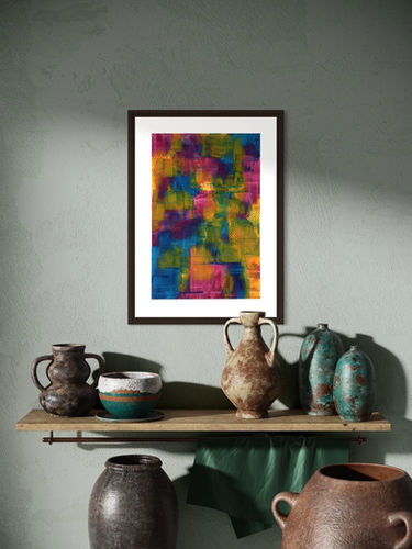 Op de afbeelding hangt één van de 5 werken boven een plankje aan een mosgroene wand. Onder en op het plankje zijn aardewerken potten te zien welke mooi staan bij de de warme oker, blauw en roze kleuren op het werk.  