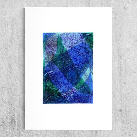 Een abstract werk op papier in groen en blauwtinten