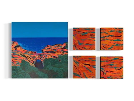 Een 5 luik met een kustlandschap met felgekleurde rotsformaties en een grot tussen de kliffen, met uitzicht op de blauwe oceaan onder een heldere lucht. 4 schilderijen is vormen de patronen in oranje, turquoise, roze en paars op een textuurachtige achtergrond.