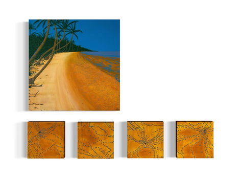 5 schilderijen. 1 schilderij van een tropisch strand met gebogen palmbomen, goudkleurig zand en een blauwe zee onder een heldere hemel. Op het strand zijn patronen zichtbaar die zijn gemaakt door kleine krabbetjes.Set van vier abstracte schilderijen in oker met blauw met paarse stippen in organische patronen, vierkante canvassen met puntstructuren. Geïnspireerd door patronen gemaakt door krabbetjes. 