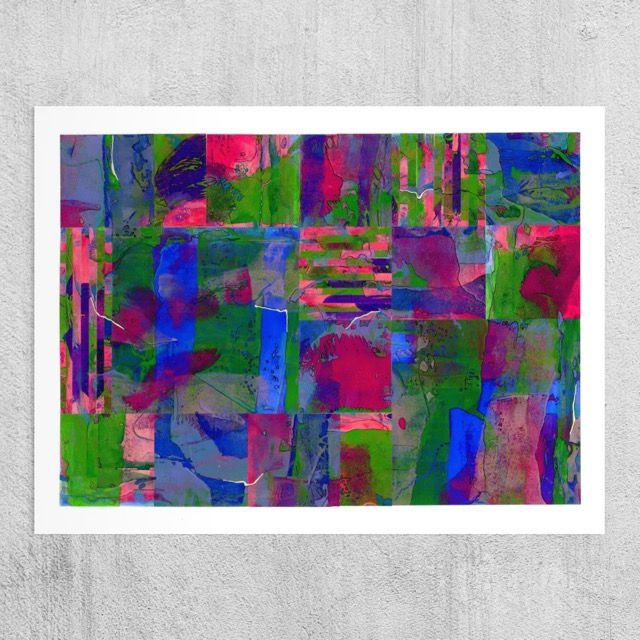 De mix media collage op papier in poppende kleuren zoals blauw, groen en roze en paars.