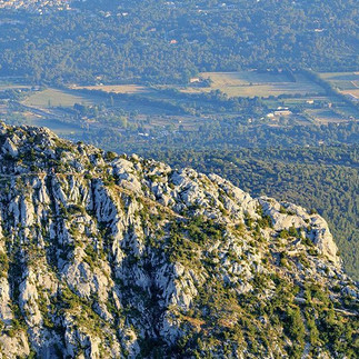 Croix sommet Montagne Sainte-victoire vue aérienne