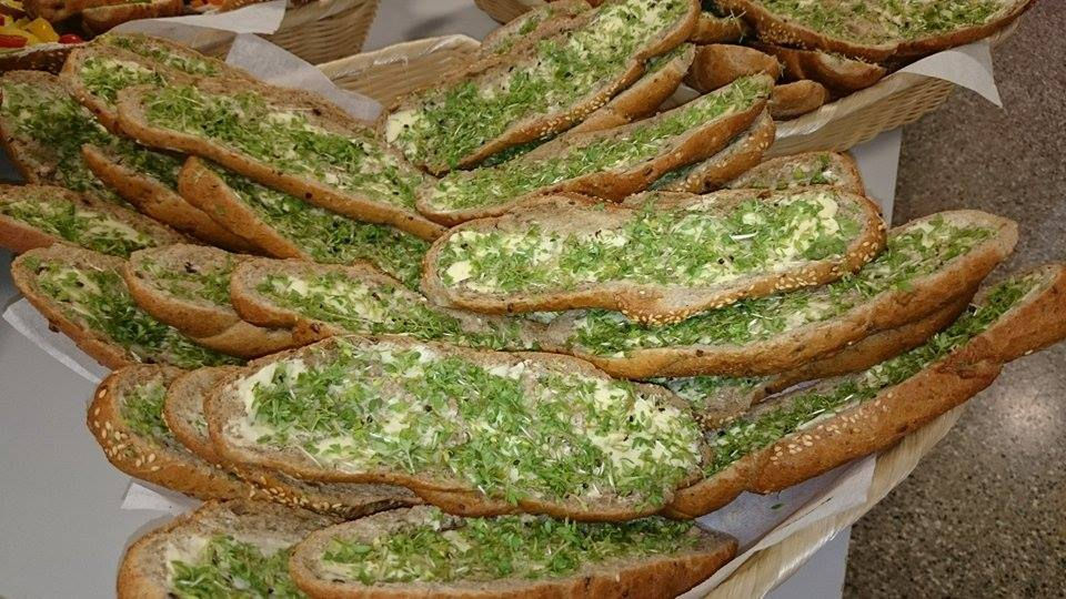 Kornspitz mit Butter und Kresse.