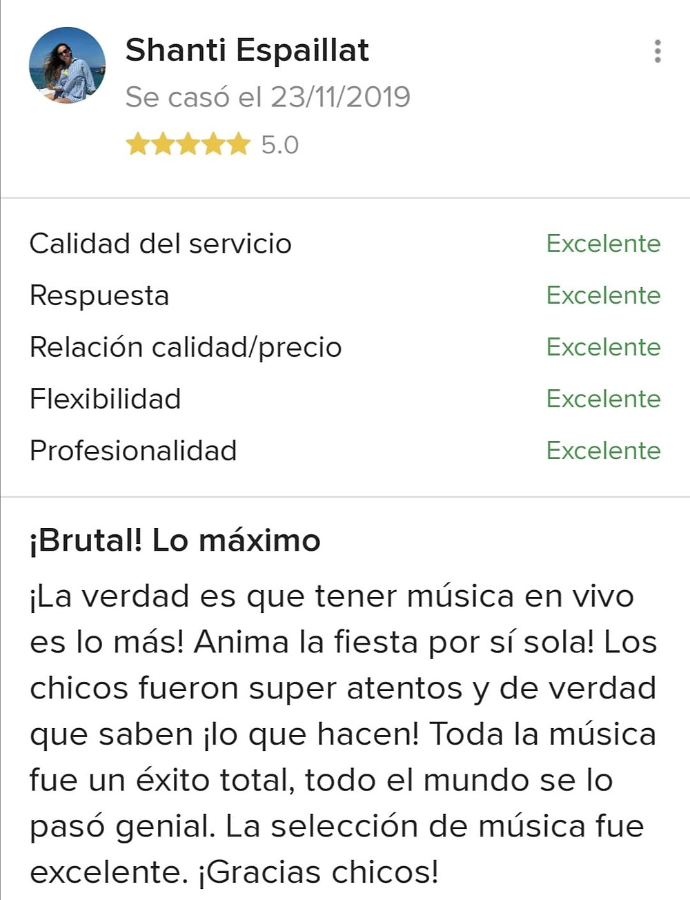 Describe la opinión o comentario de una clienta muy satisfecha por la presentación musical del la agrupación musical Odysea el día de su boda en España
