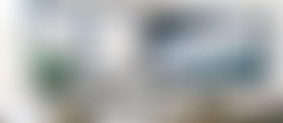 2 Bildschirme auf dem Schreibtisch. Mehr Naturmaterialien am Schreibtisch im Homeoffice sorgen für Nachhaltigkeit und entspanntes Arbeiten.