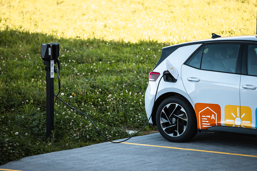 lektroauto wird zuhause mit Solarstrom von der eigenen Photovoltaikanlage geladen