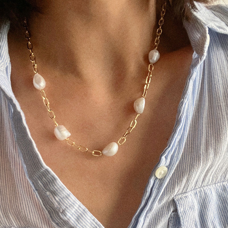 Baroque pearl choker
