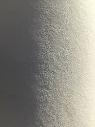 與灰泥藝術紙相較傳統棉質藝術紙的數位重複塗布具有手工質感