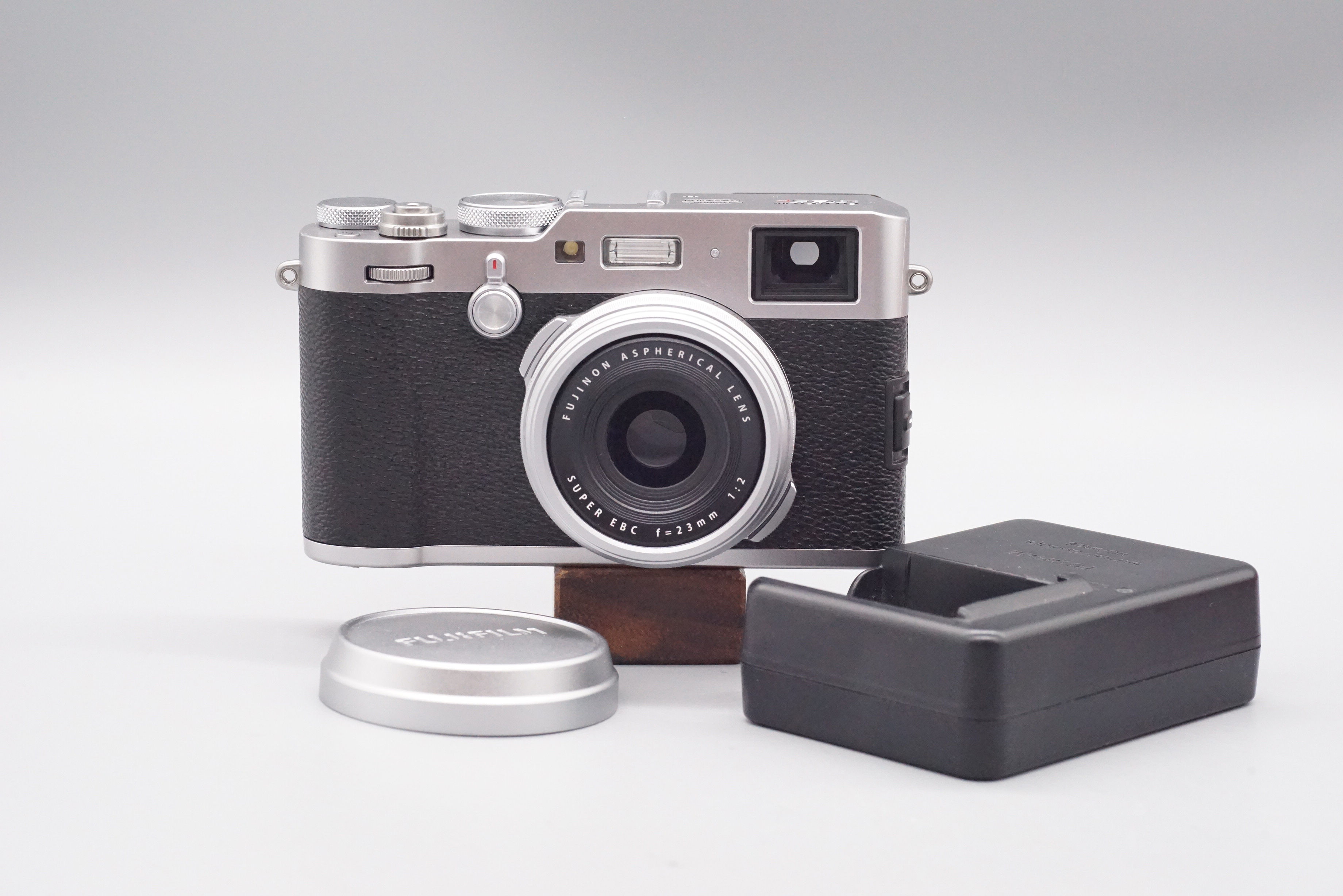 Fujifilm X100f - only 800 actuations!