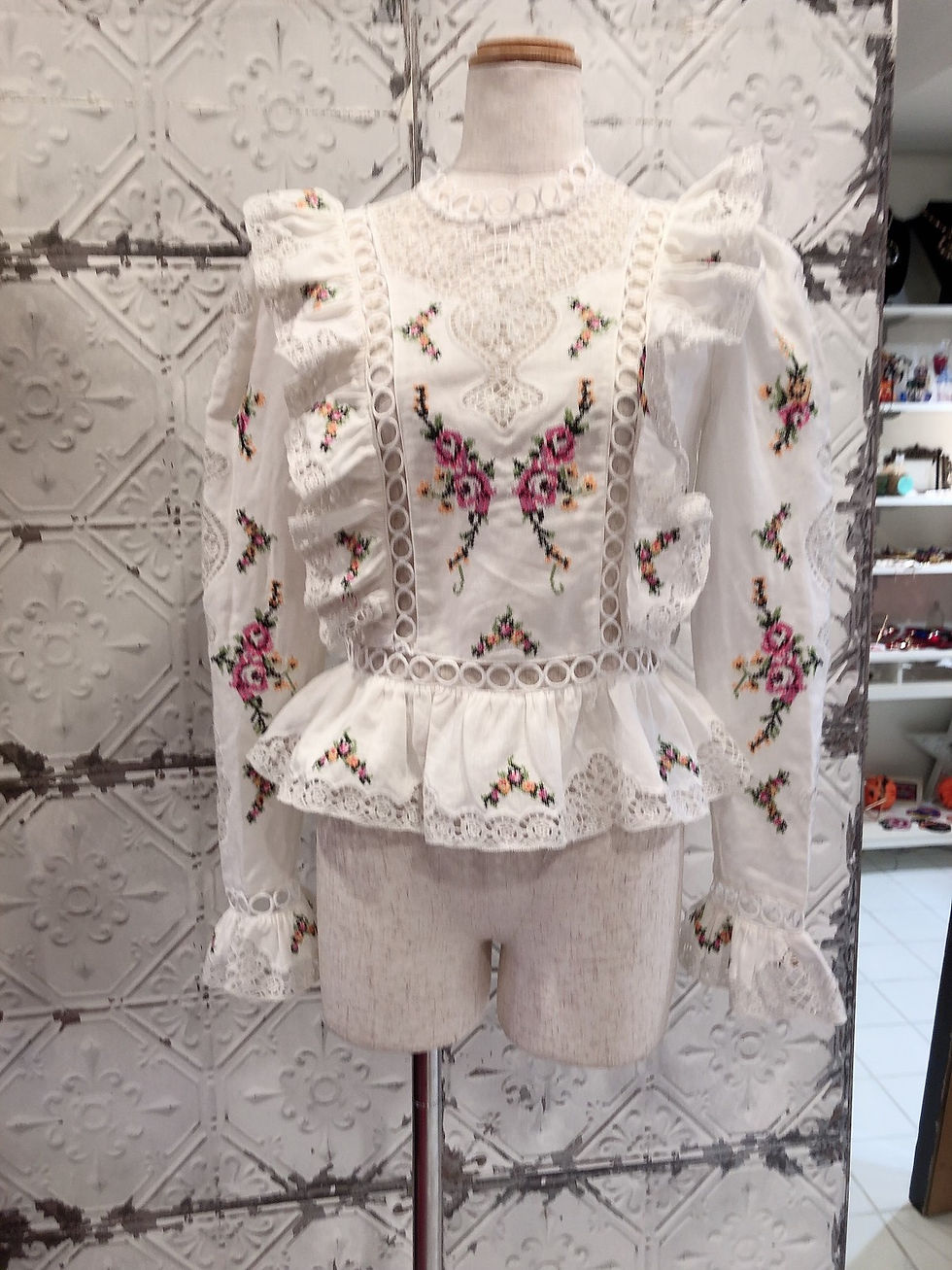 サムネイル： Embroidery blouse