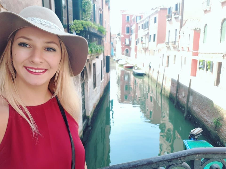 Blonde gitl in venice