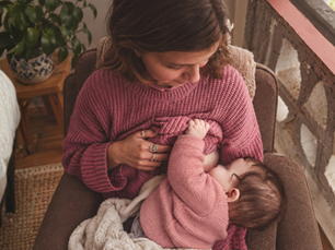 mama alimentado a su bebe vestidas de rosa