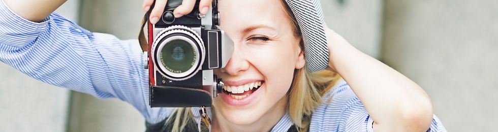 une femme prend une photo