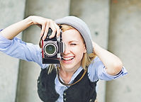 фотограф фотографирует детей
