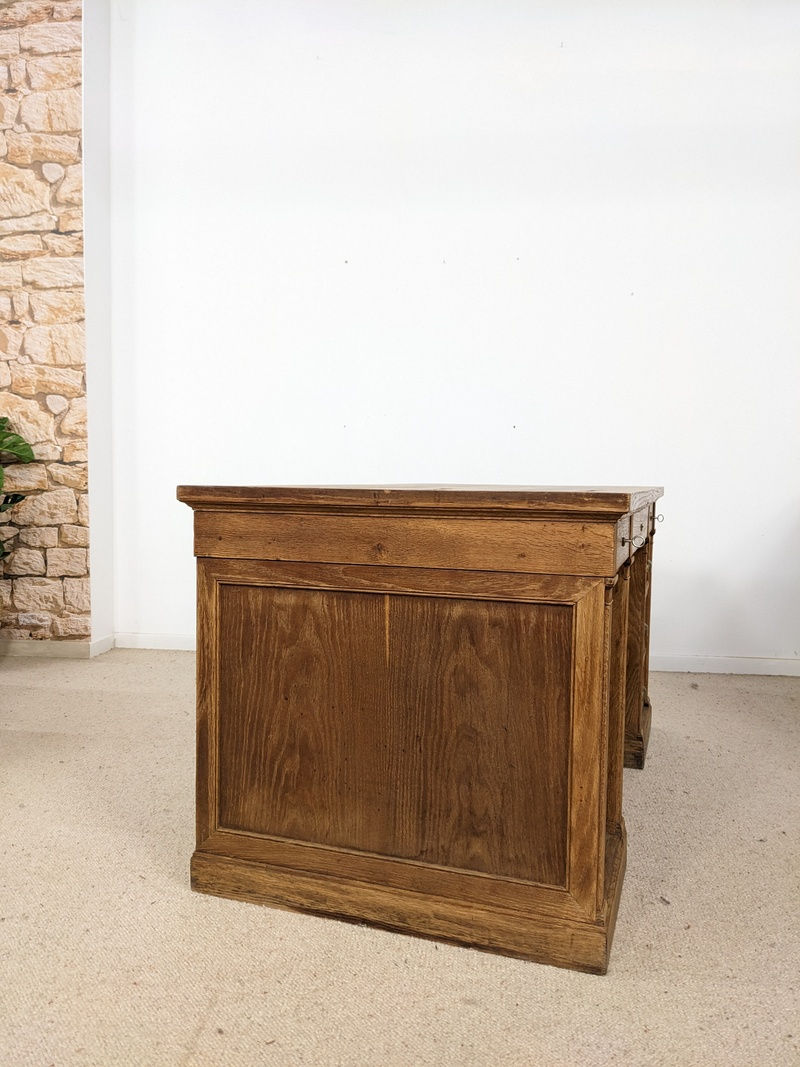 Thumbnail: Bureau ancien des années 30