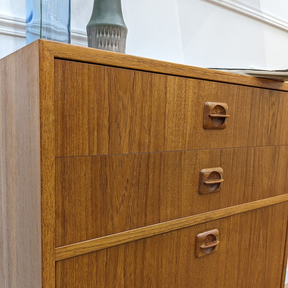 Thumbnail: Buffet scandinave en teck clair (vue de près)