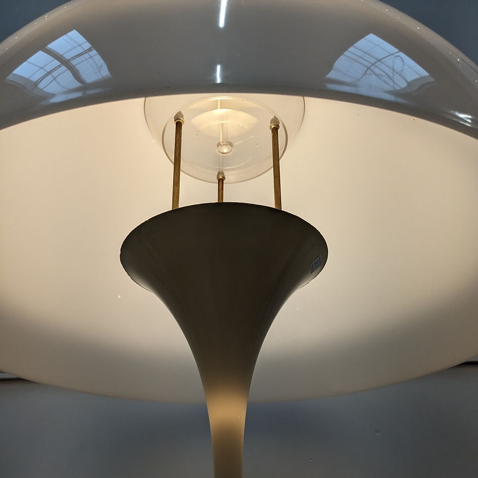 Miniature : Lampadaire Panthella par Verner Panton et Louis Poulsen (vue de dessous)