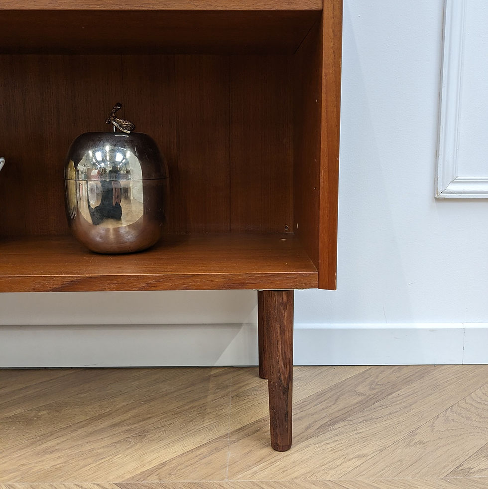Miniature : Petite Bibliothèque scandinave en teck (vue de près sur le piètement)