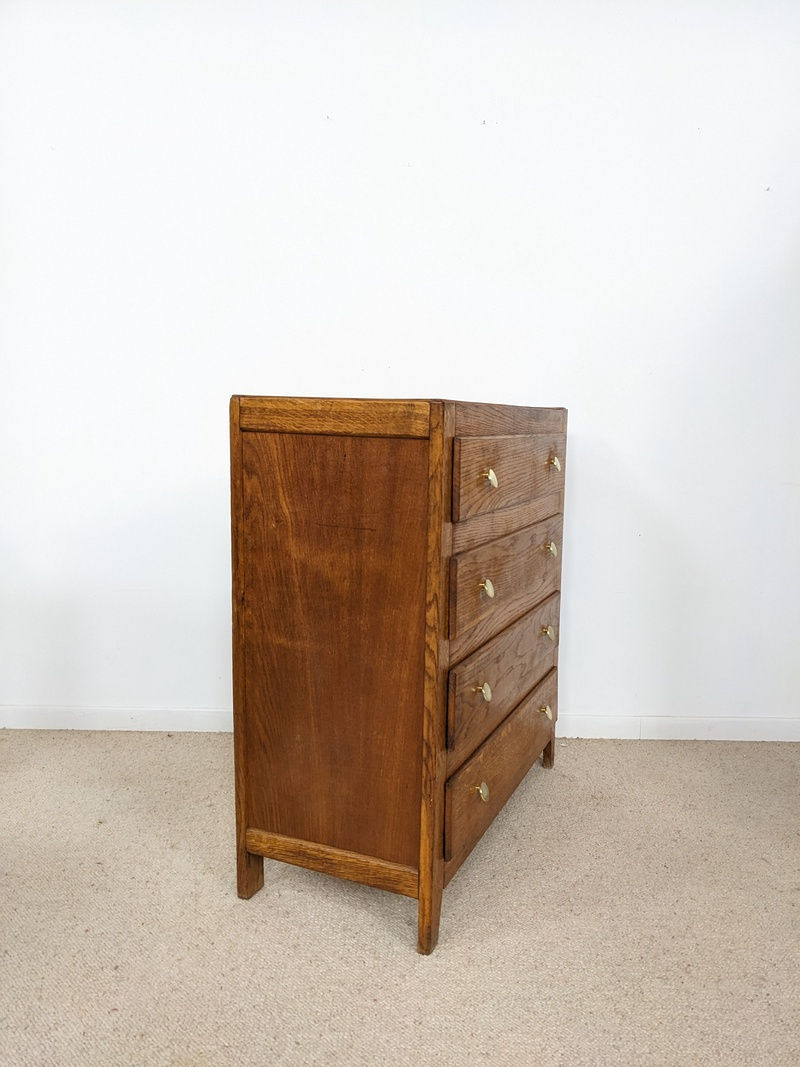 Miniature : Commode mid-century en chêne miel avec un canapé ancien bleu et une plante