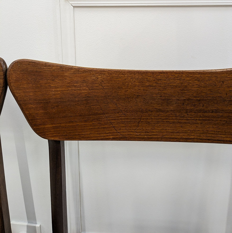 Miniature : 4 chaises scandinave design par Schiønning & Elgaard (vue de près sur le dossier)