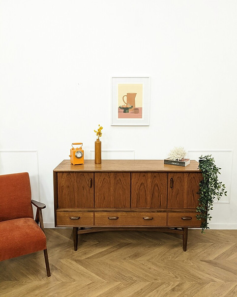 Image de notre site internet de brocante avec une enfilade vintage G-plan