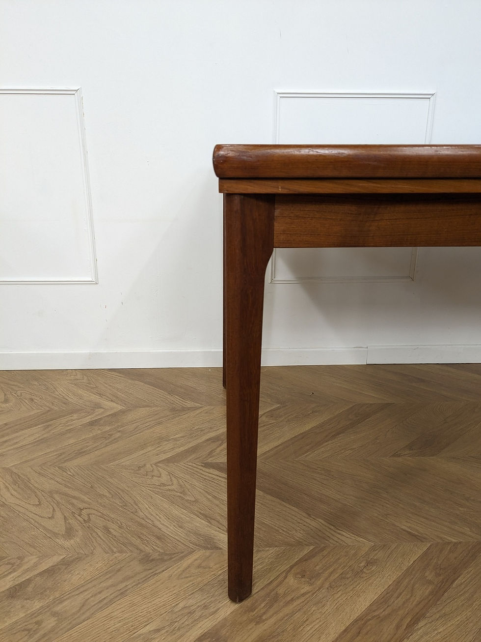 Miniature : Table scandinave par Henning Kjaernulf