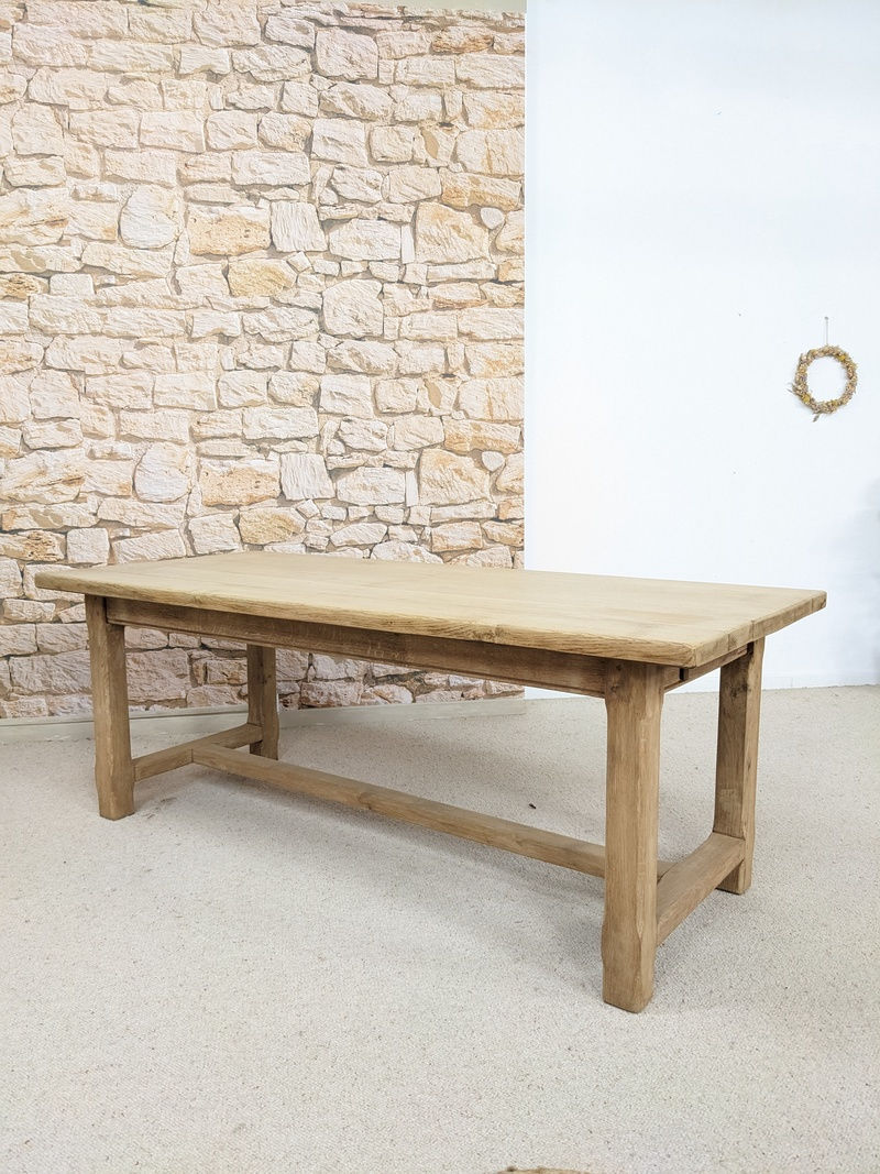 Thumbnail: Table de ferme campagne chic devant un mur en pierre