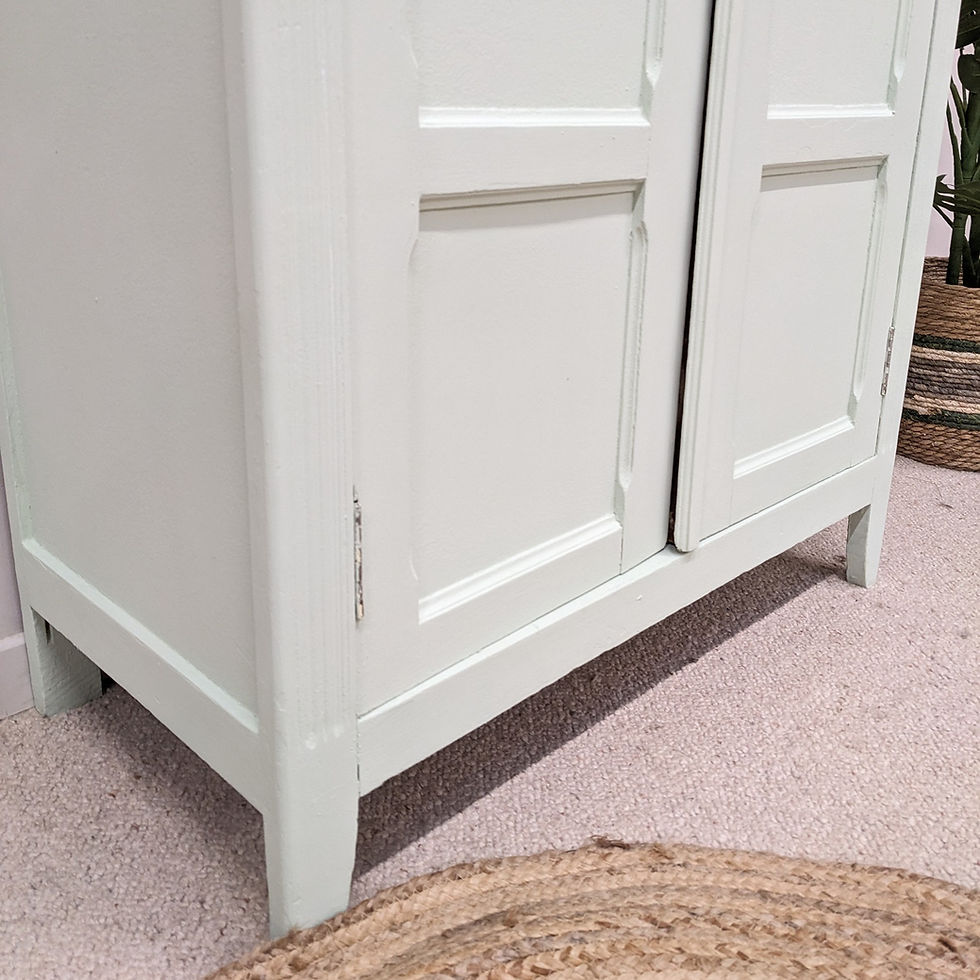 Miniature : Ancienne Armoire parisienne (vue de près sur le piètement )