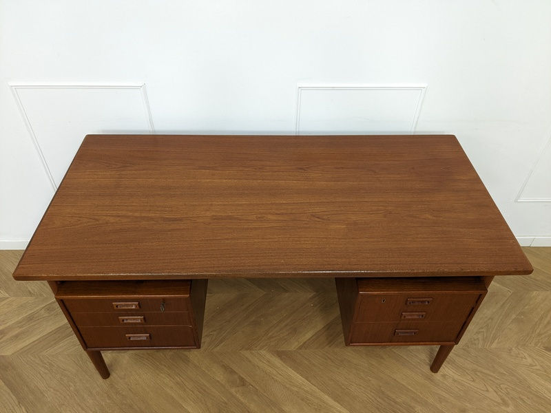 Thumbnail: Bureau 2 faces vintage