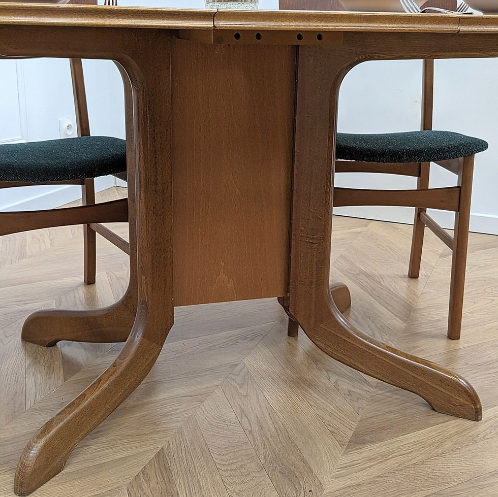 Miniature : Table scandinave à rabats (vue de près sur le piètement)