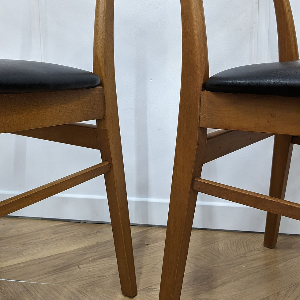 Thumbnail: Anciennes chaises minimalistes (vue de rès sur l'assise)