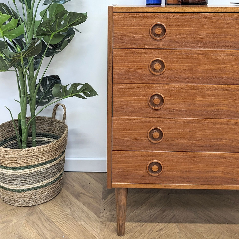 Miniature : Commode Scandinave des années 60 (vue sur la partie gauche du meuble)