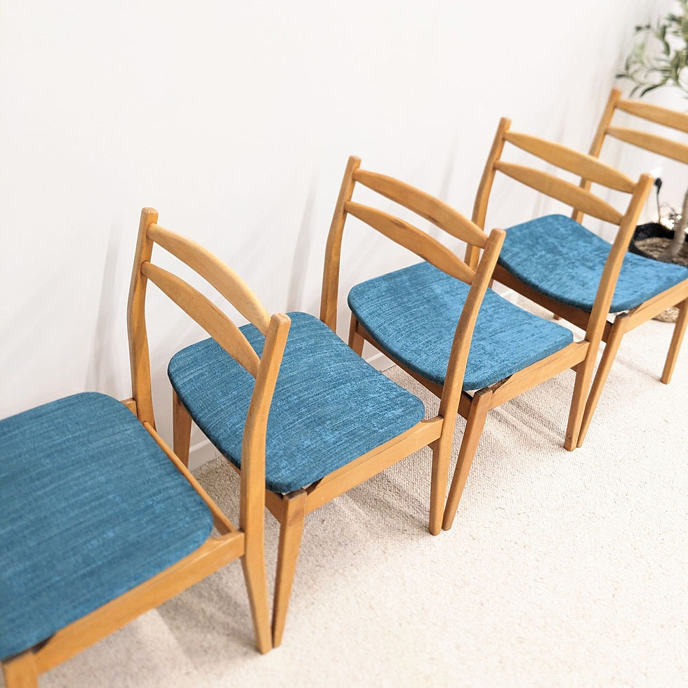 Miniature : Lot de 4 chaises mid-century (vue de biais)