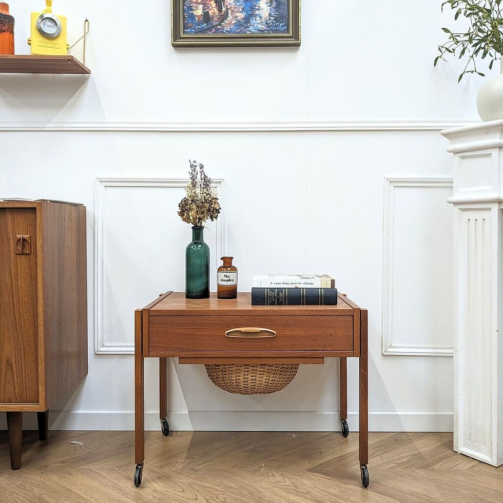 Meuble de couture vintage (vue de face)