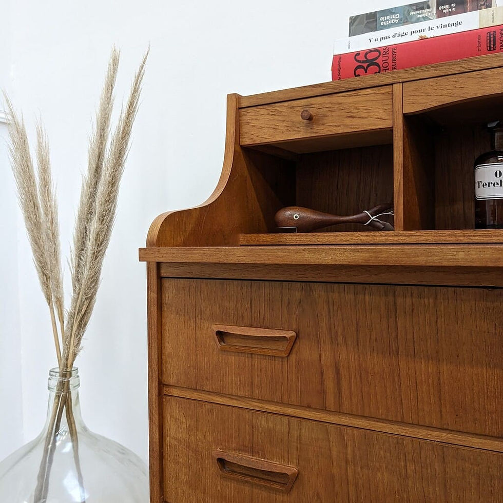 Thumbnail: Secrétaire style scandinave en teck (vue de près)