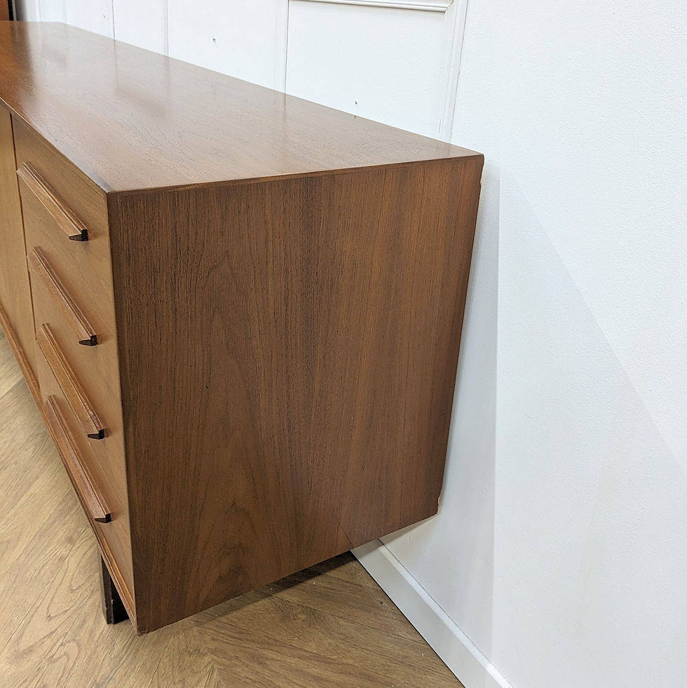 Thumbnail: Ancienne enfilade design par Mobelfabrikk (vue de rofil droit)