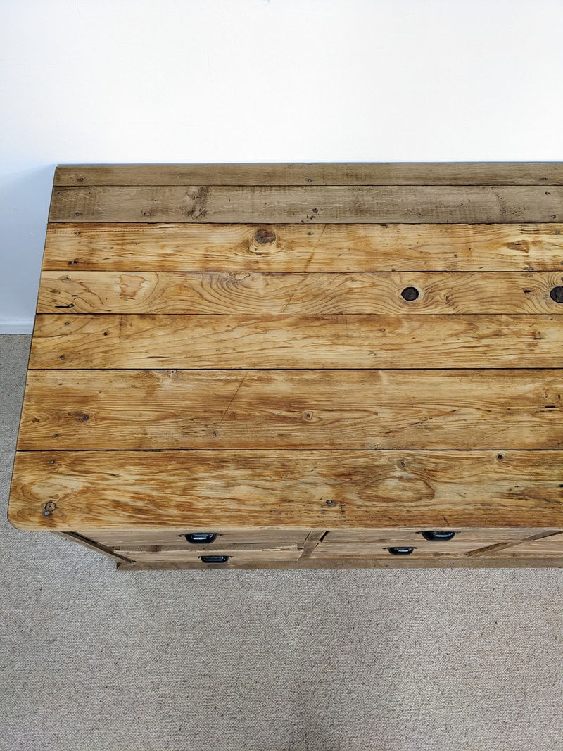 Thumbnail: Meuble industriel à tiroirs devant un mur blanc